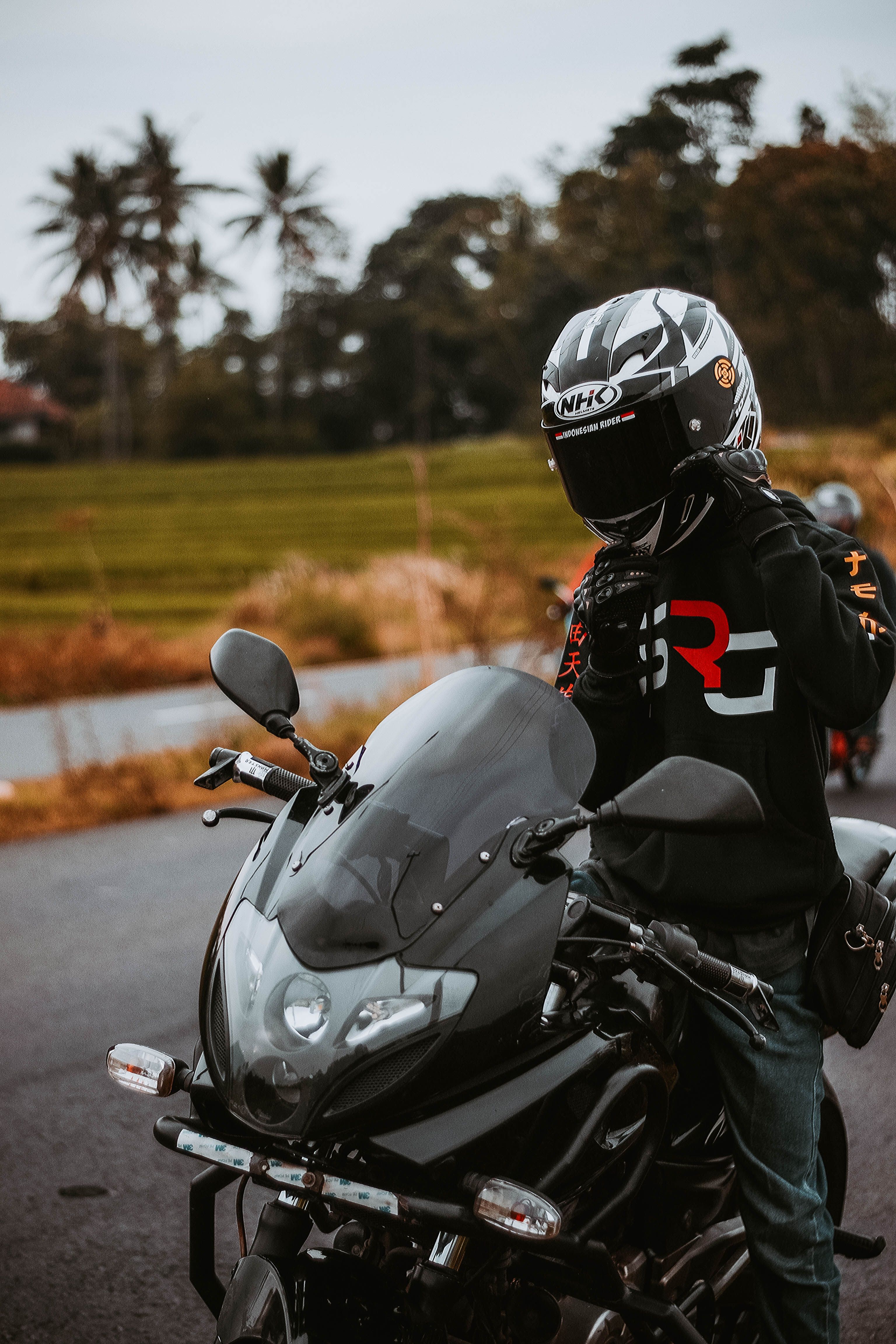 Motorsyklist med hjelm og hansker, illustrasjonsfoto